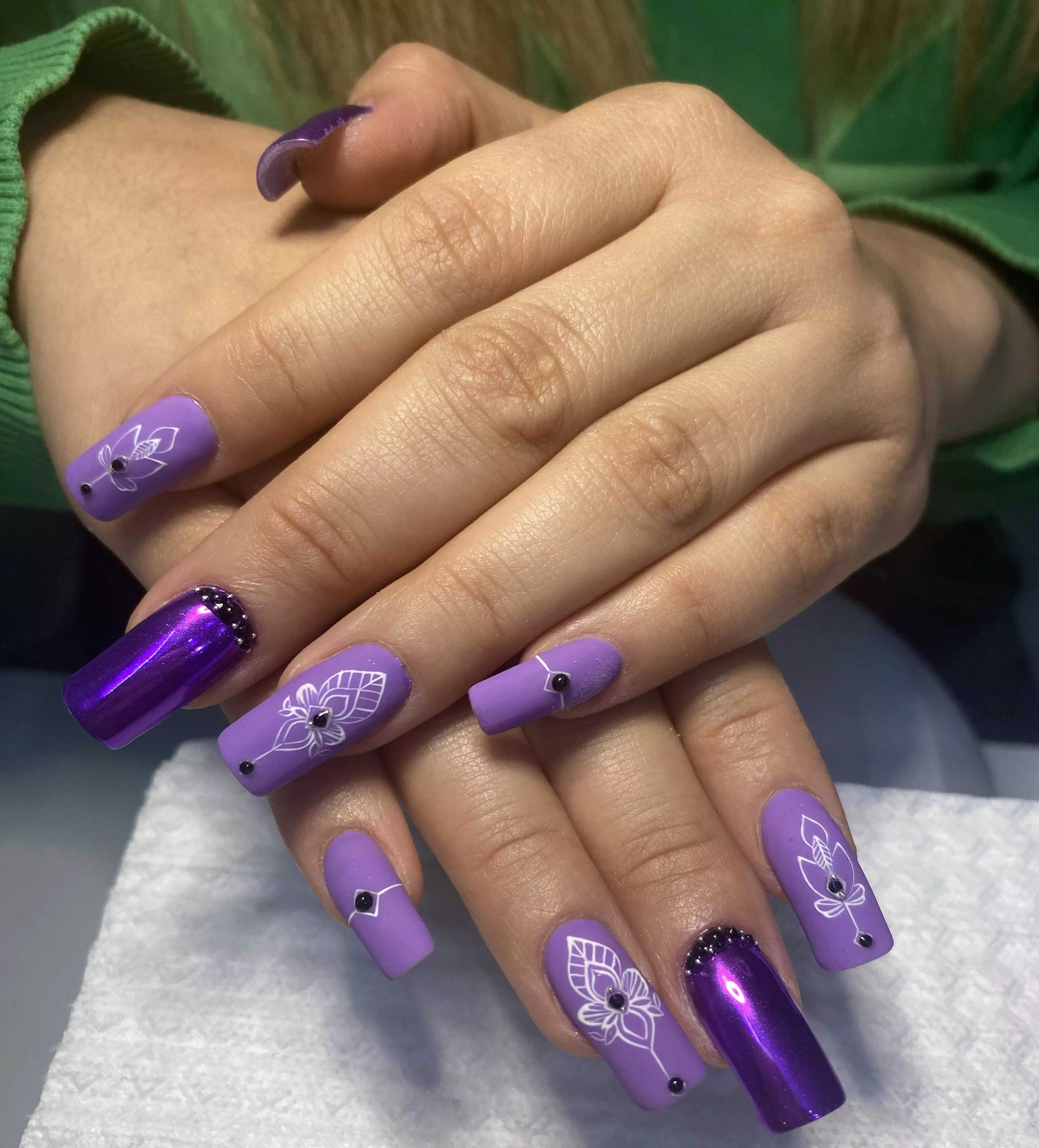 Imagen de uñas en color purpura